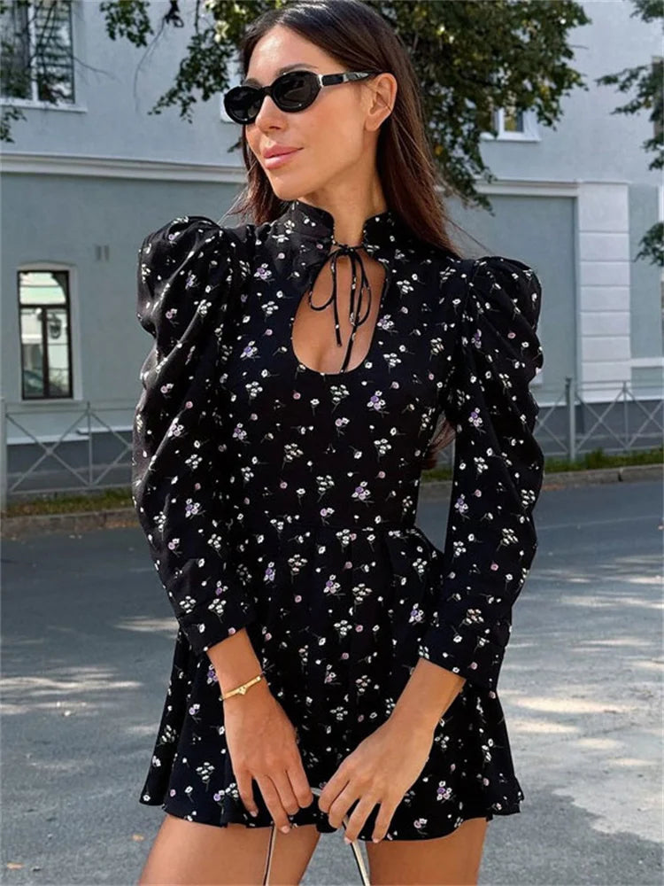 Damen Mini-Kleid mit Blumenmuster und Stehkragen mit Schnürung und Puffärmeln