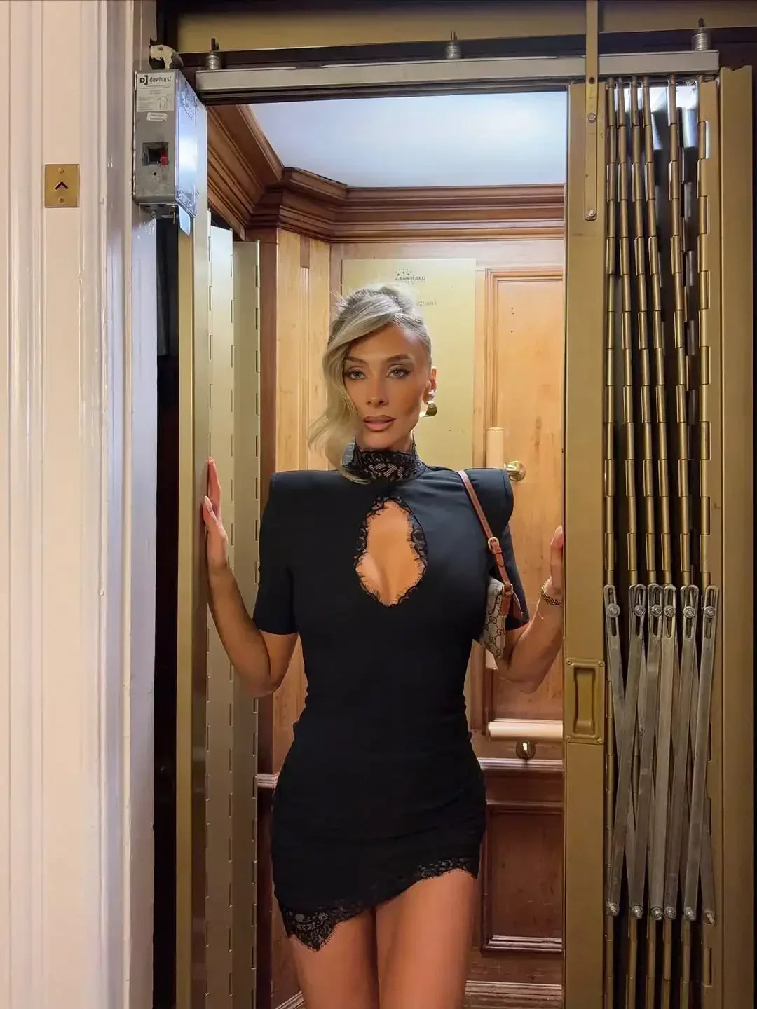 Damen Mini Kleid mit Schlüsselloch Ausschnitt Spitzenborte und kurzen Puffärmeln