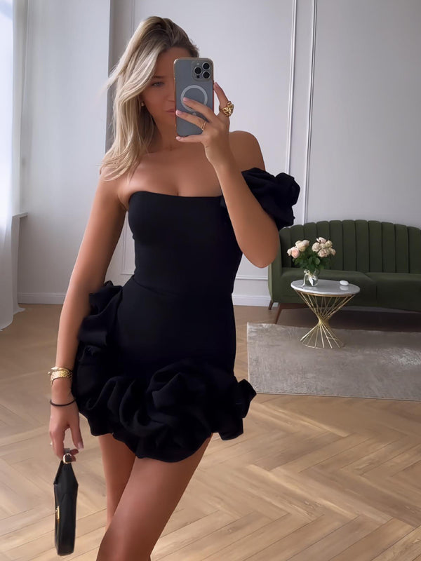 Damen Minikleid mit asymmetrischem Ausschnitt Rüschenträger und voluminösem Rüschensaum