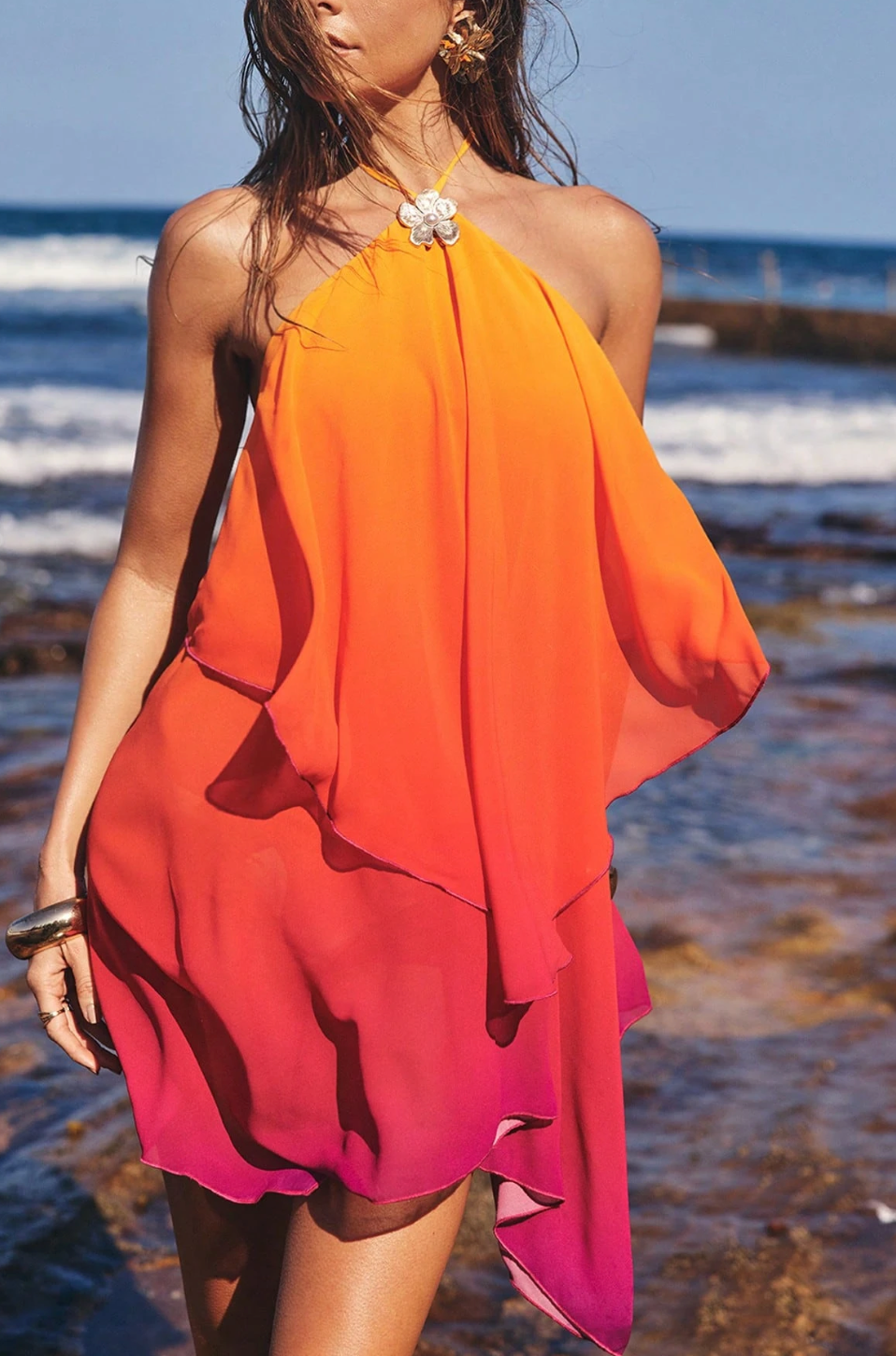 Damen Minikleid mit Neckholder Träger und Metallring und gestuften asymmetrischen Lagen