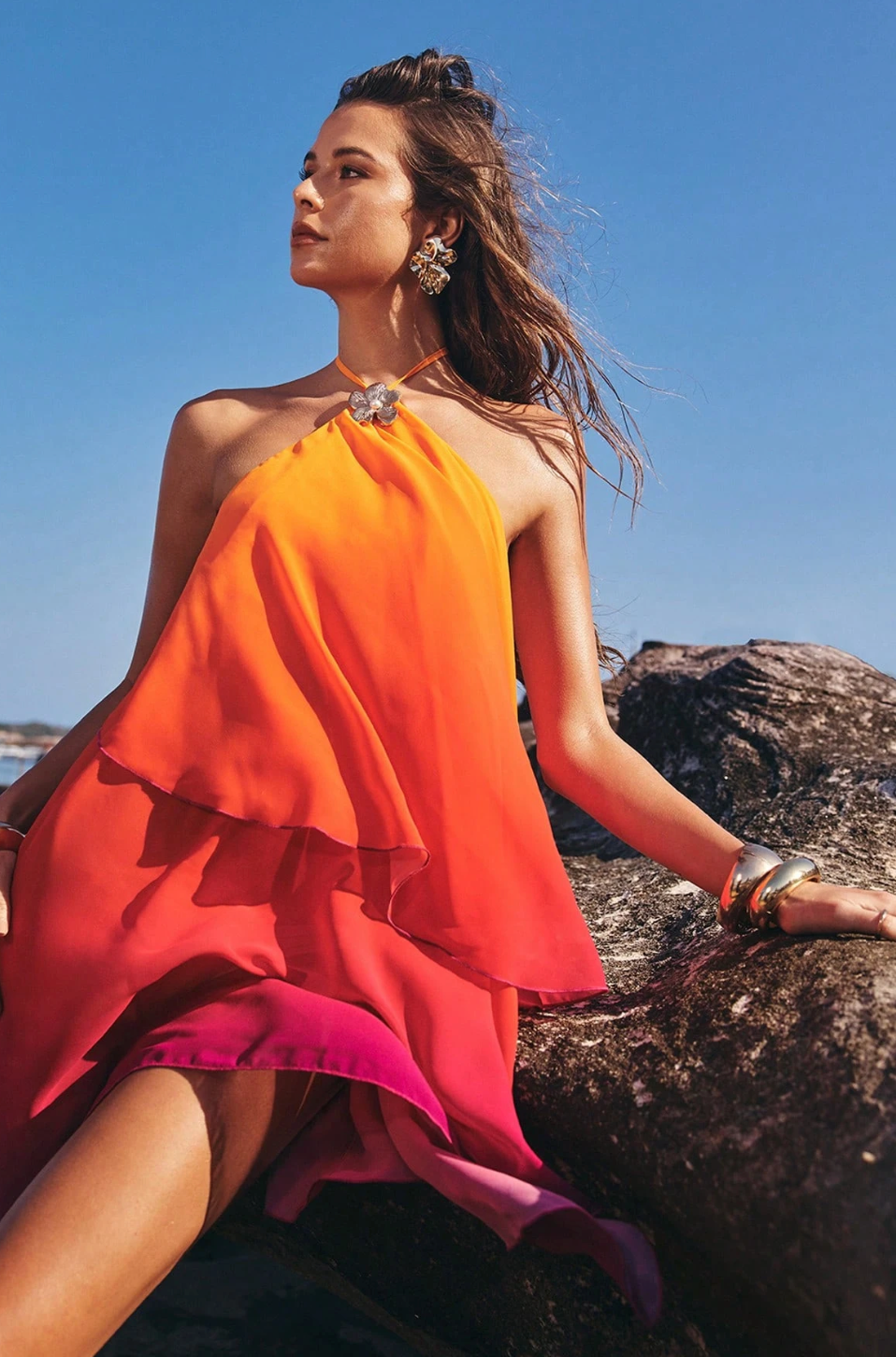 Damen Minikleid mit Neckholder Träger und Metallring und gestuften asymmetrischen Lagen