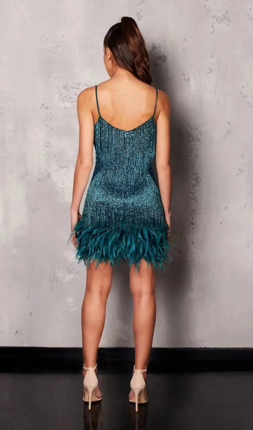 Damen Minikleid mit Spaghettiträgern, Fransenlagen und Federbesatz am Saum-Mini Dress-Alpenkind
