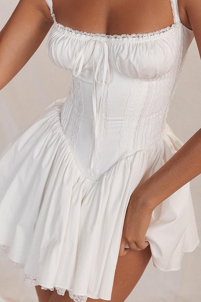 Damen Minikleid mit Trägern Herzförmiger Brustpartie Rüschenrand Schleife und Faltenrock