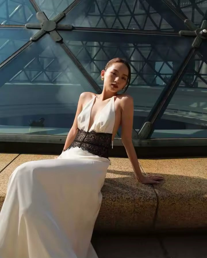 Damen Neckholder Maxikleid mit tiefem V-Ausschnitt und Spitzeneinsatz