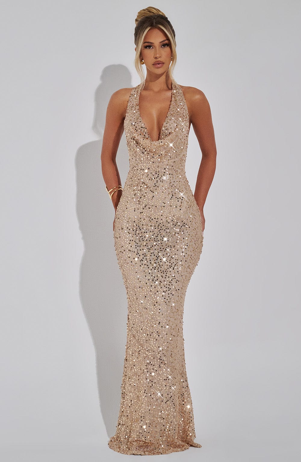 Damen Pailletten Maxikleid mit Halterneck Träger und Tiefem Cowl Ausschnitt