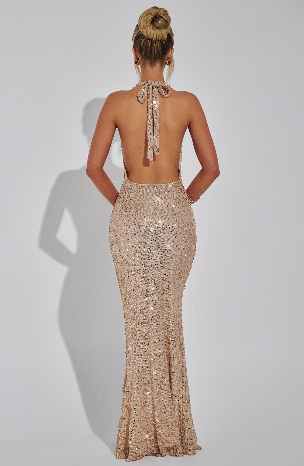 Damen Pailletten Maxikleid mit Halterneck Träger und Tiefem Cowl Ausschnitt
