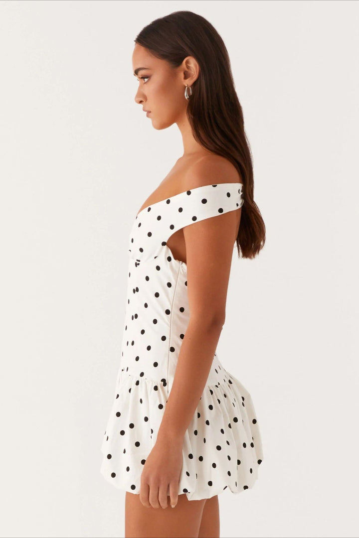 Damen Schulterfreies Minikleid mit Herzausschnitt und Punktemuster sowie Schösschen-Saum und offenem Rücken