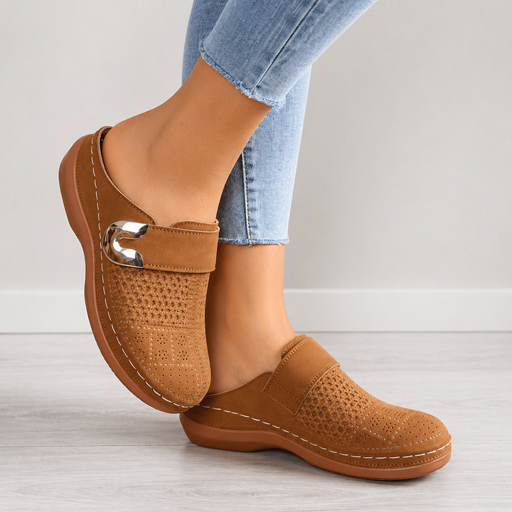 Damen Slip-On Loafer mit Schnallenriemen und Perforiertem Obermaterial-Women Footwear-Alpenkind