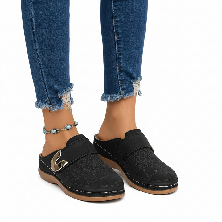 Damen Slip-On Loafer mit Schnallenriemen und Perforiertem Obermaterial-Women Footwear-Alpenkind