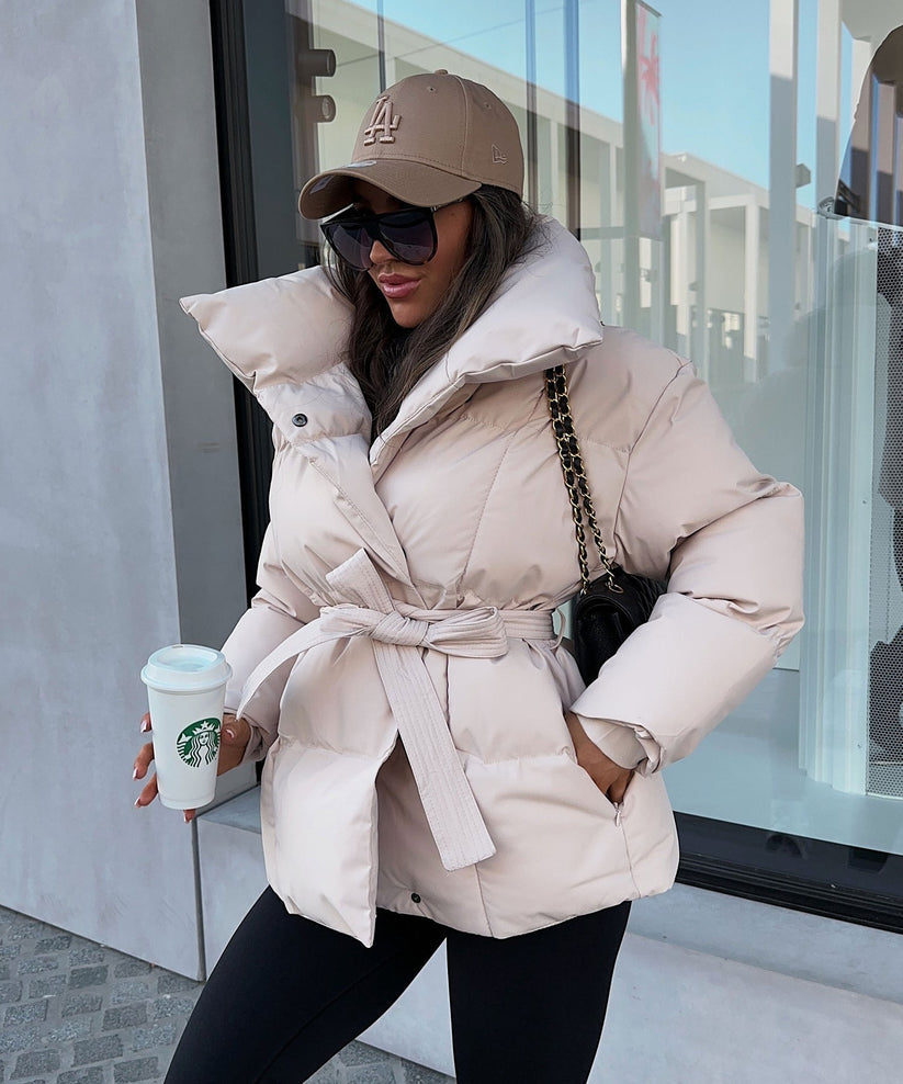 Damen Steppjacke mit übergroßem Stehkragen und Bindegürtel