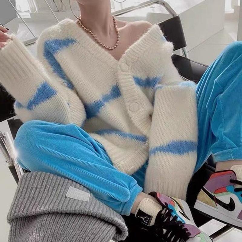Damen-strickjacke mit v-ausschnitt knopfverschluss und streifen