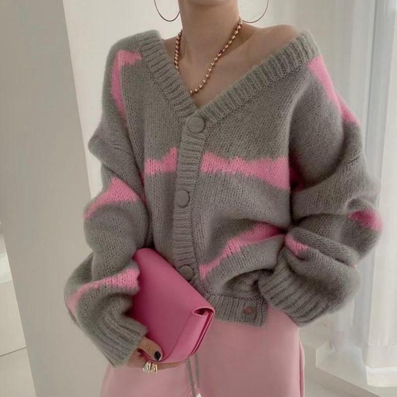 Damen-strickjacke mit v-ausschnitt knopfverschluss und streifen