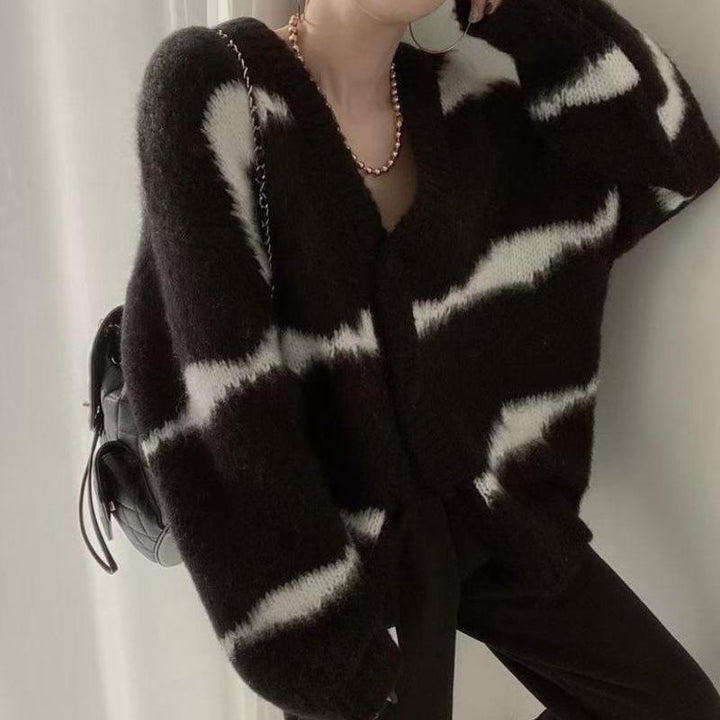 Damen-strickjacke mit v-ausschnitt knopfverschluss und streifen