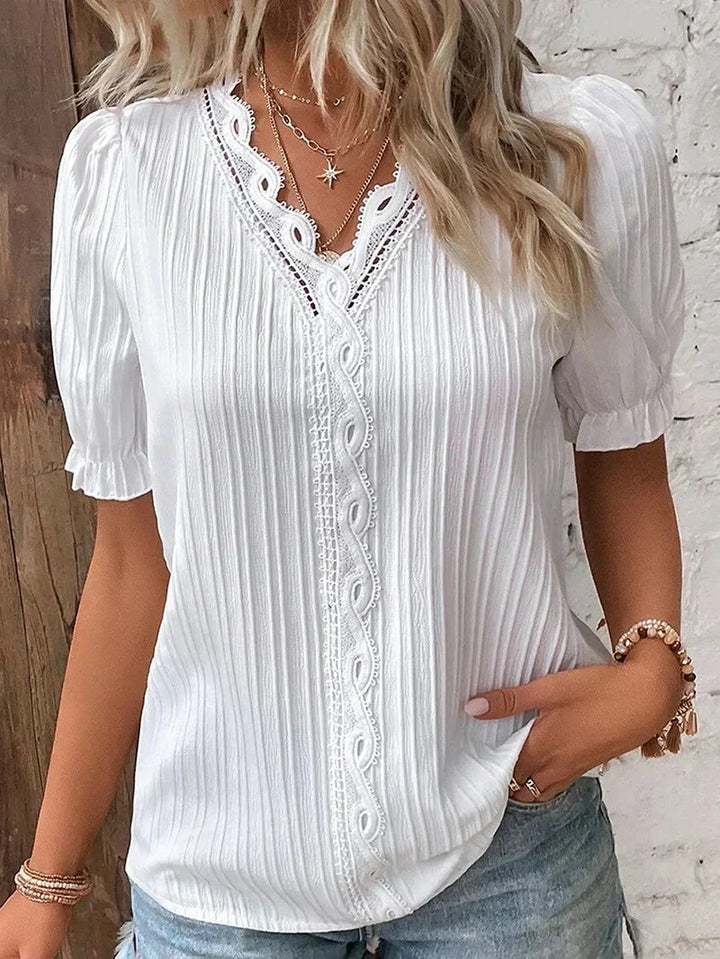 Damen Top mit V-Ausschnitt Spitzenbesatz kurzen Puffärmeln und Plisseestruktur