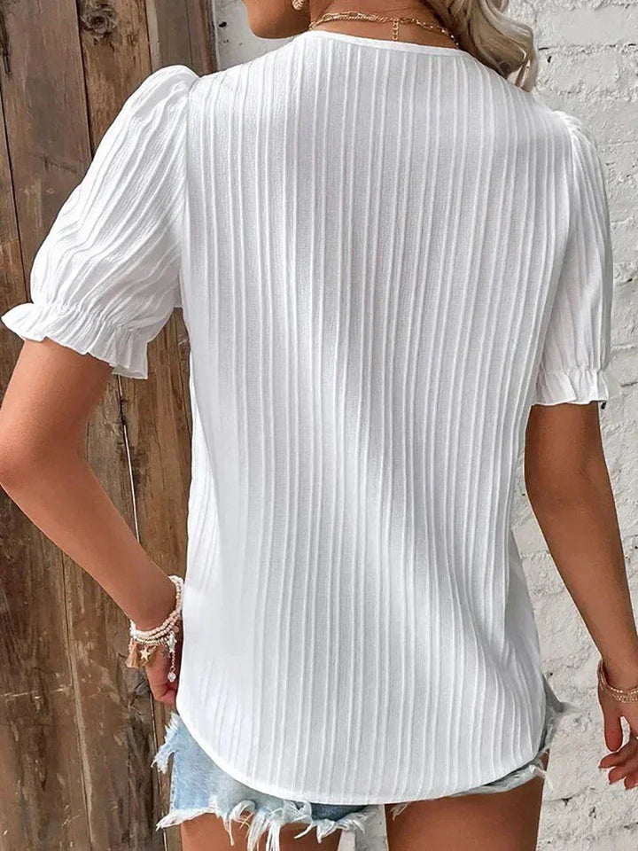 Damen Top mit V-Ausschnitt Spitzenbesatz kurzen Puffärmeln und Plisseestruktur