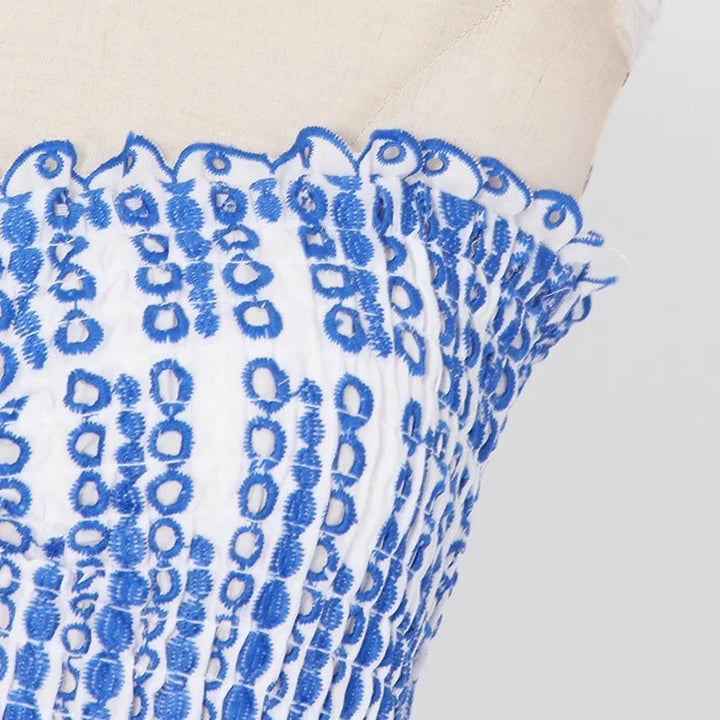 Damen Trägerloses Minikleid mit Lochstickerei gerafftem Oberteil und Rüschenrock
