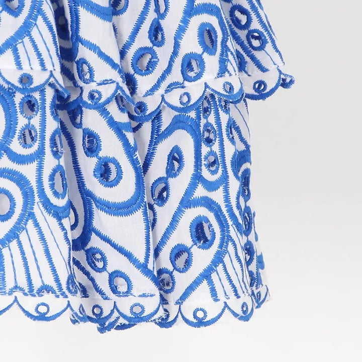 Damen Trägerloses Minikleid mit Lochstickerei gerafftem Oberteil und Rüschenrock
