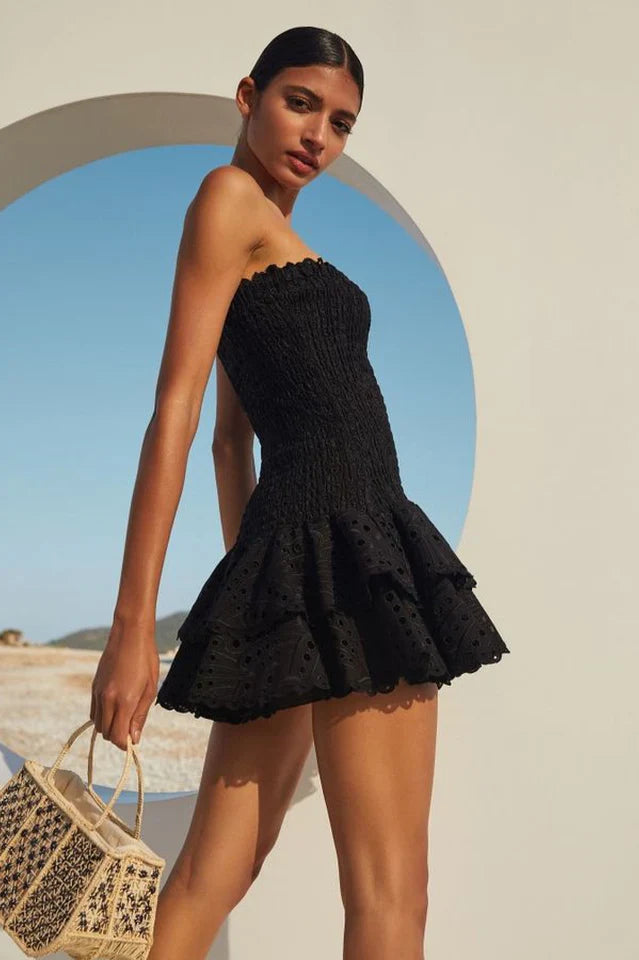 Damen Trägerloses Minikleid mit Lochstickerei gerafftem Oberteil und Rüschenrock