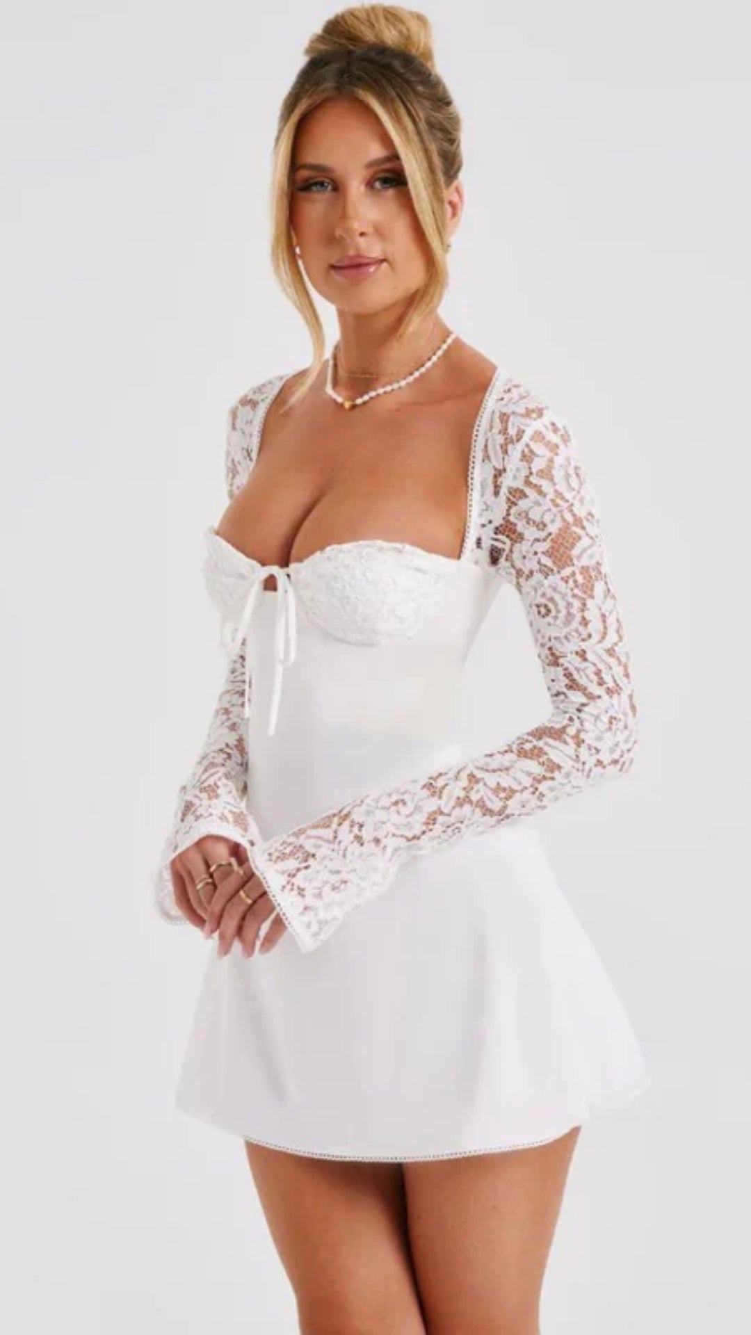 Figurbetontes Damen Mini-Hochzeitskleid mit Spitze – Elegante Details für besondere Anlässe