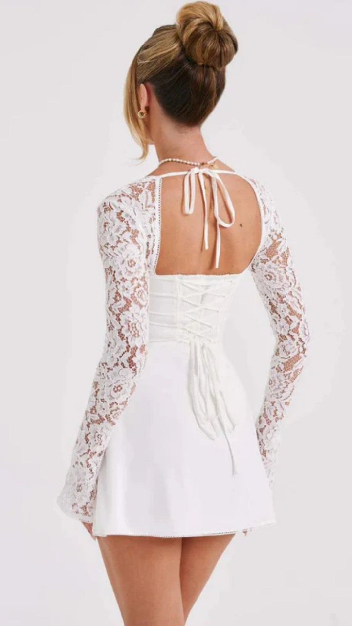 Figurbetontes Damen Mini-Hochzeitskleid mit Spitze – Elegante Details für besondere Anlässe