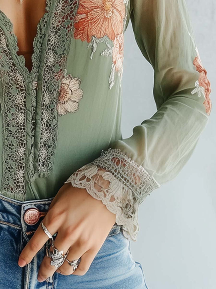 Damenbluse mit Blumenmuster und Spitzenverzierung, langärmelig
