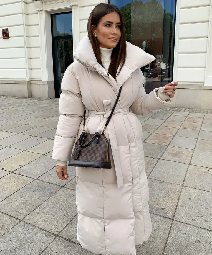 Lange Damenpufferjacke mit Gürtel und hohem Kragen