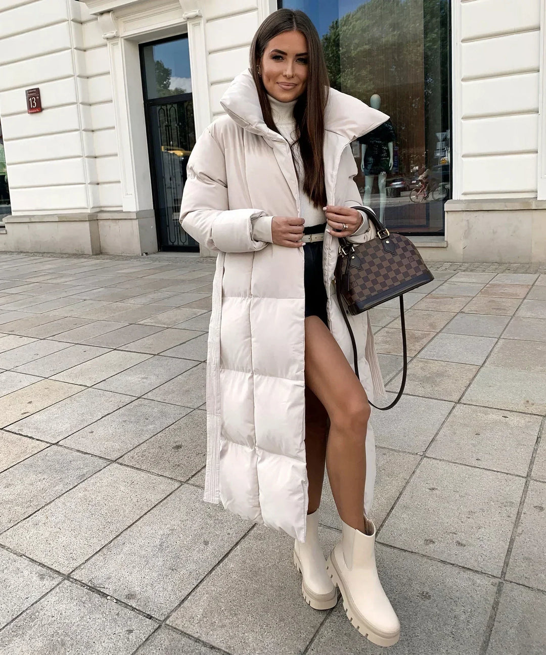 Lange Damenpufferjacke mit Gürtel und hohem Kragen