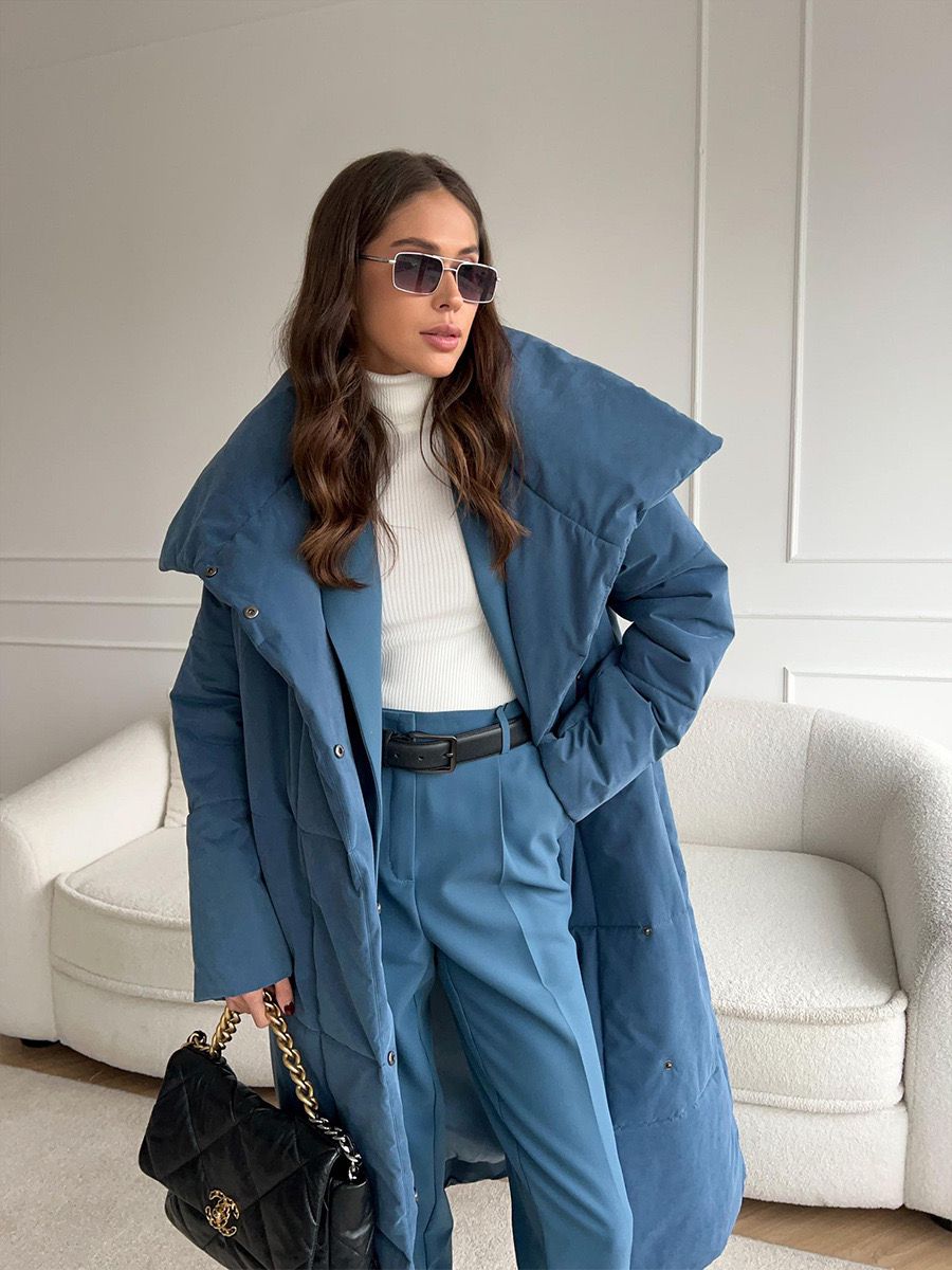 Lange Damenpufferjacke mit Gürtel und hohem Kragen
