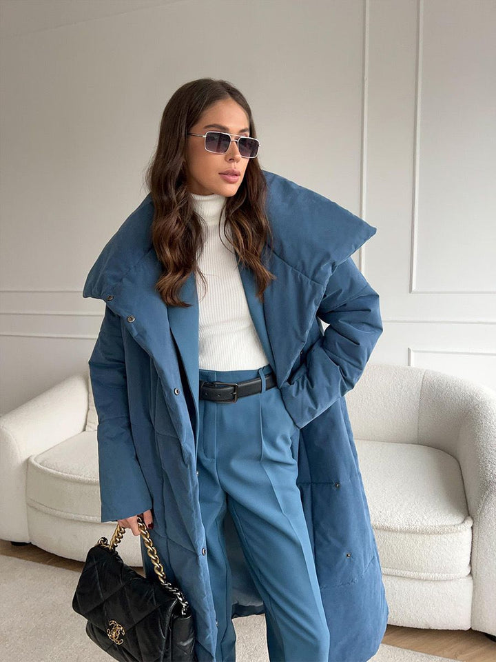 Lange Damenpufferjacke mit Gürtel und hohem Kragen