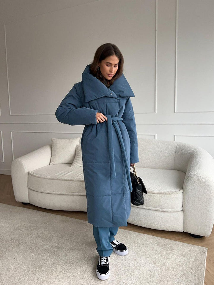 Lange Damenpufferjacke mit Gürtel und hohem Kragen