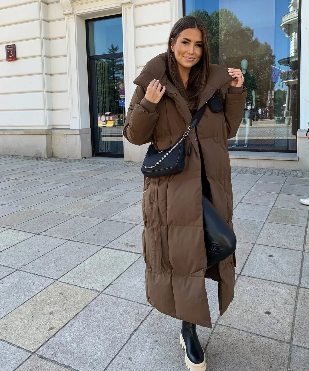 Lange Damenpufferjacke mit Gürtel und hohem Kragen