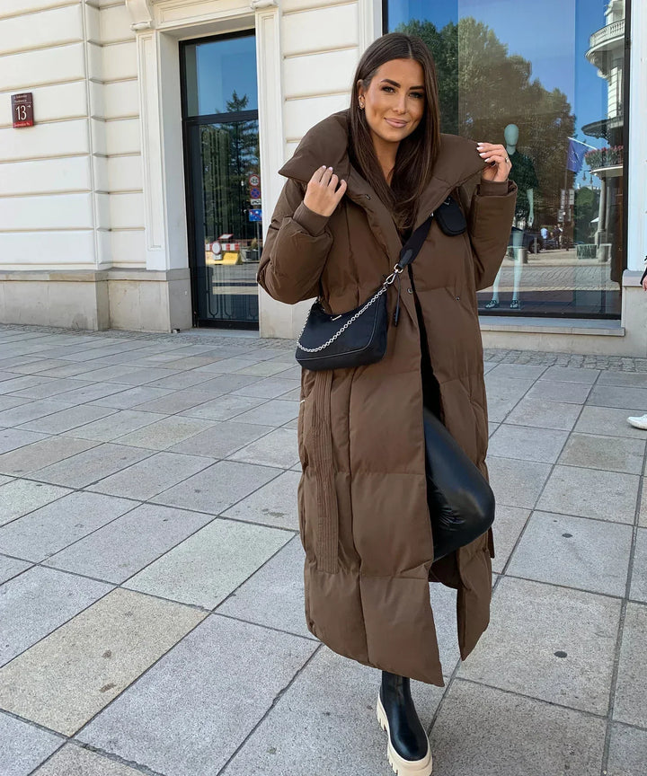 Lange Damenpufferjacke mit Gürtel und hohem Kragen