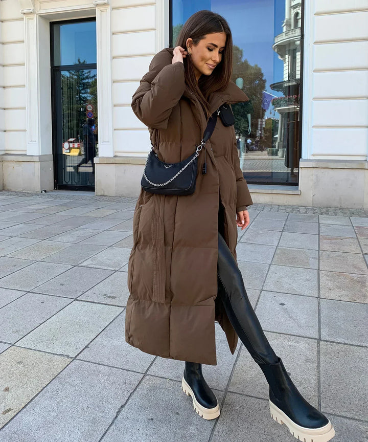 Lange Damenpufferjacke mit Gürtel und hohem Kragen