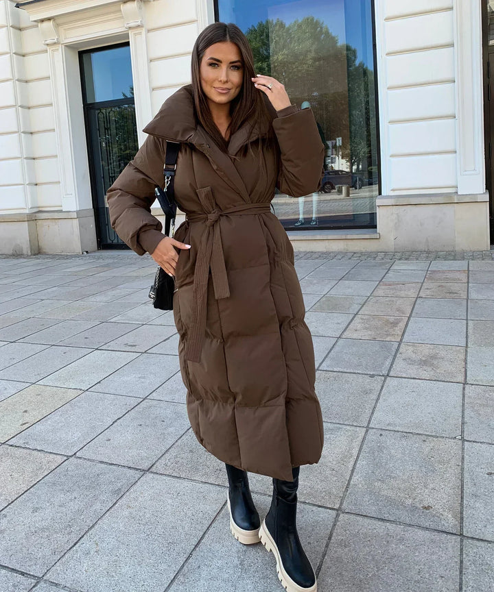 Lange Damenpufferjacke mit Gürtel und hohem Kragen