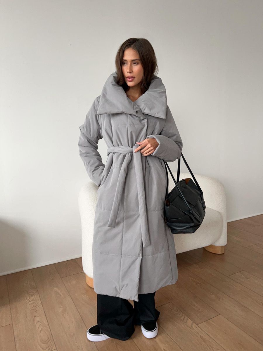 Lange Damenpufferjacke mit Gürtel und hohem Kragen