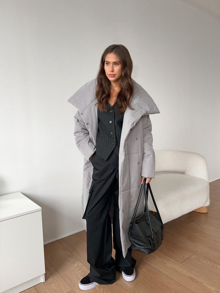 Lange Damenpufferjacke mit Gürtel und hohem Kragen