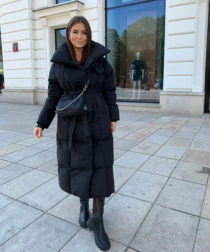 Lange Damenpufferjacke mit Gürtel und hohem Kragen