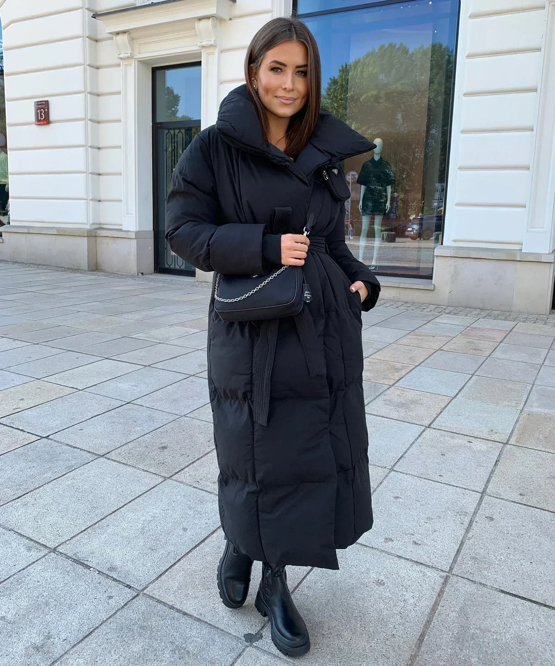 Lange Damenpufferjacke mit Gürtel und hohem Kragen