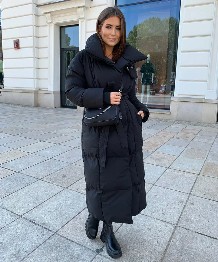 Lange Damenpufferjacke mit Gürtel und hohem Kragen