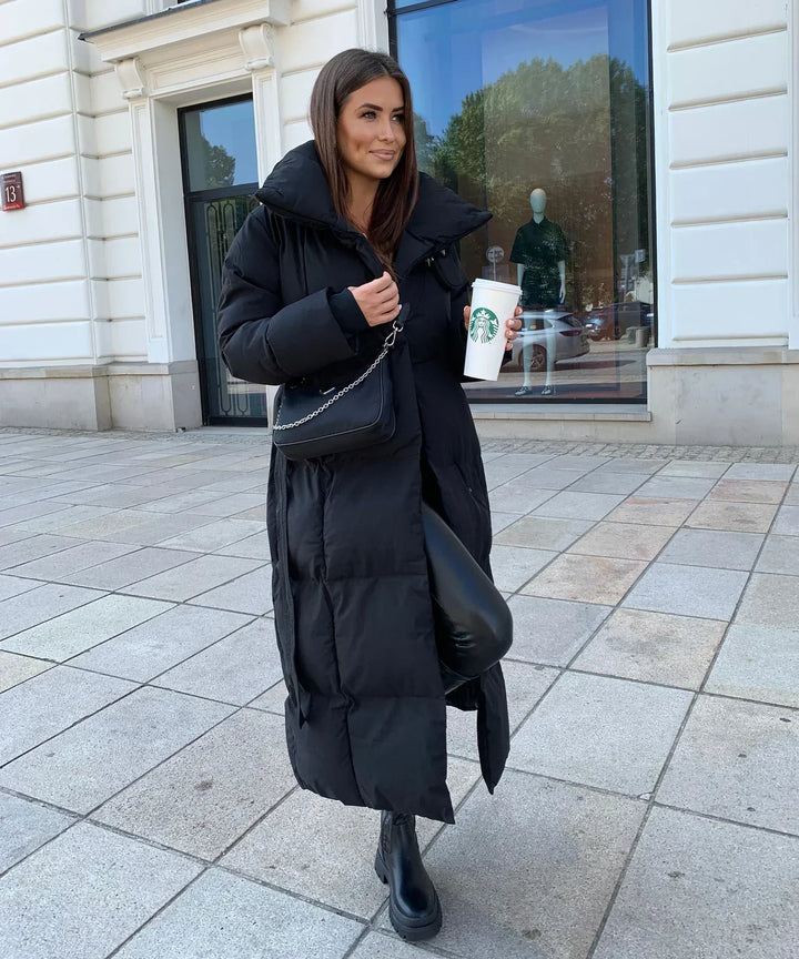 Lange Damenpufferjacke mit Gürtel und hohem Kragen