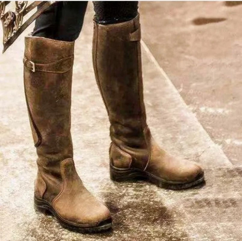 Kniehohe Stiefel | Riemendetail mit Profilsohle