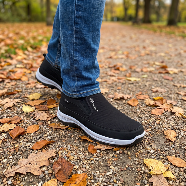 Herrenschuhe im Herbstpark