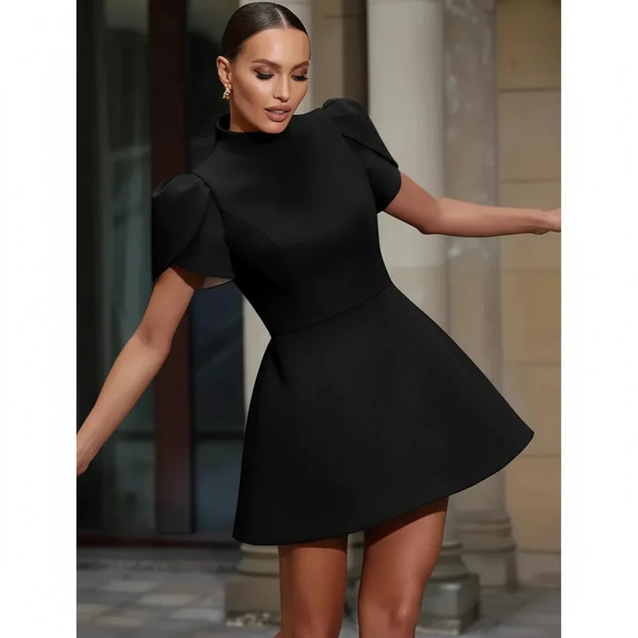 Kurzes Abendkleid mit strukturierten Ärmeln für Cocktailpartys