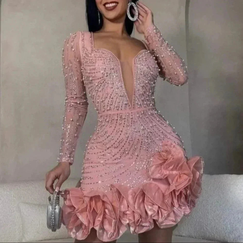 Kurzes Abendkleid mit tiefem V-Ausschnitt und langen Ärmeln