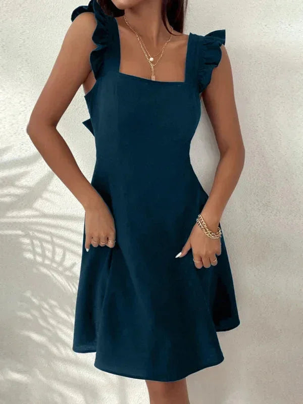 Kurzes, ausgestelltes Damenkleid mit Rüschenärmeln