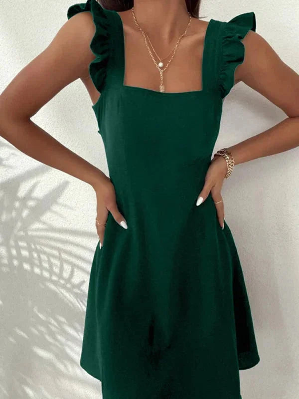 Kurzes, ausgestelltes Damenkleid mit Rüschenärmeln
