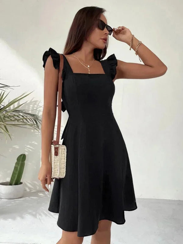 Kurzes, ausgestelltes Damenkleid mit Rüschenärmeln