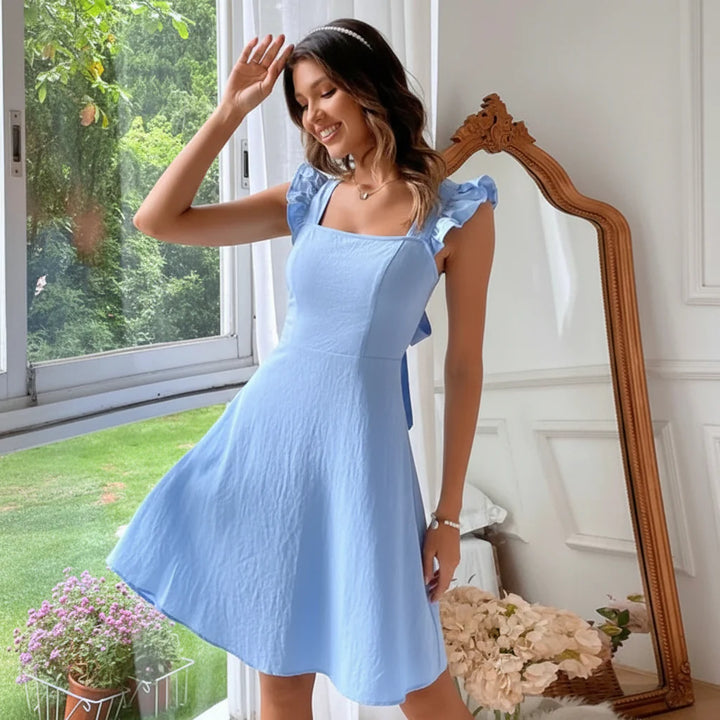 Kurzes, ausgestelltes Damenkleid mit Rüschenärmeln