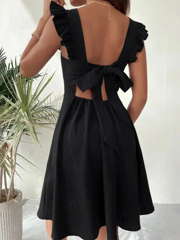 Kurzes, ausgestelltes Damenkleid mit Rüschenärmeln