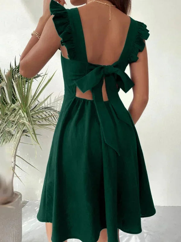 Kurzes, ausgestelltes Damenkleid mit Rüschenärmeln
